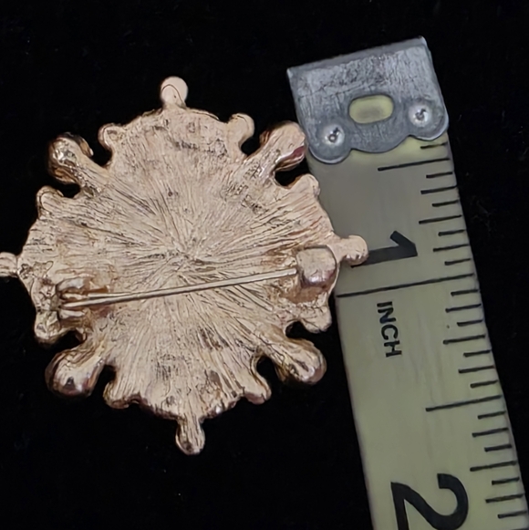 Vintage Baroque-style Blue and Gold Tone Floral Brooch With Faux Pearl 1.5"x1.5" - Picture 4 of 5